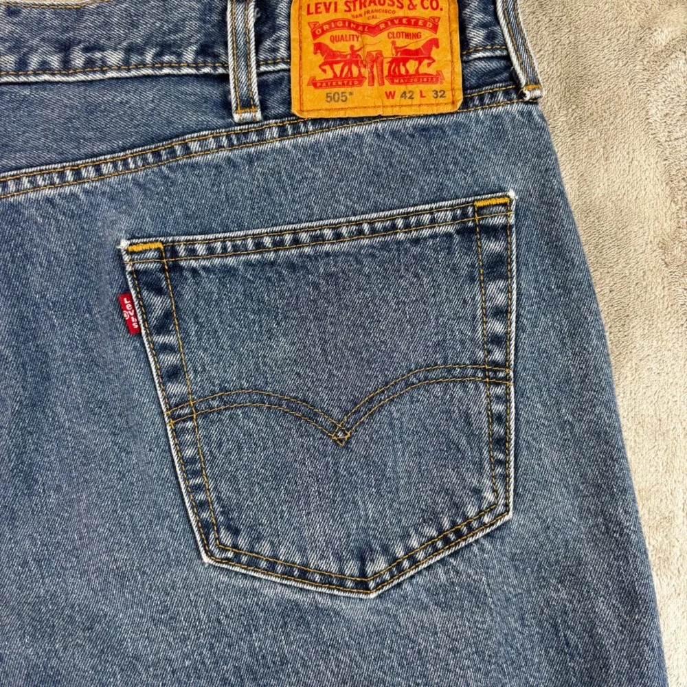 Levis 505 Regular Fit Jeans Mens 42x32 Blue Excellent Medium‎ Wash Straight Leg